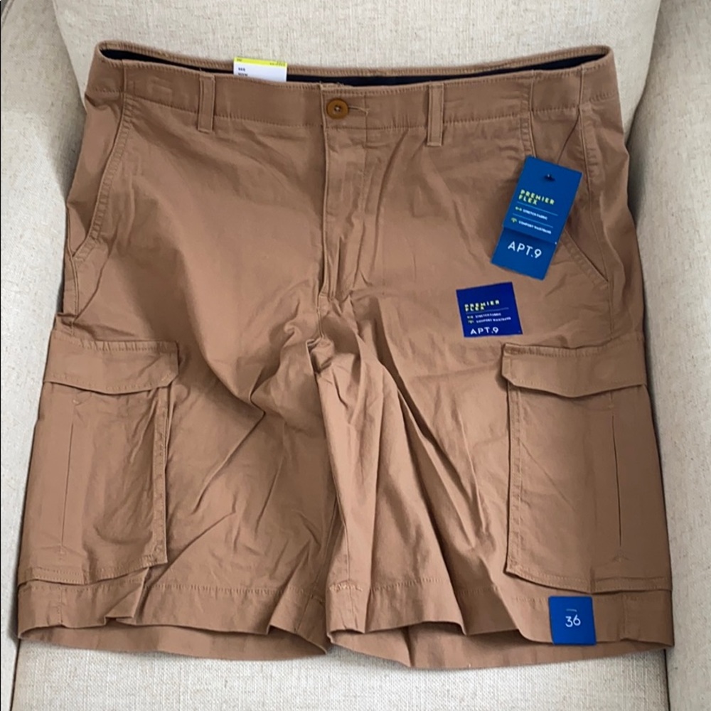 NWT. Men’s khaki shorts.